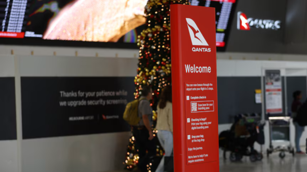 Qantas says majority of flights are ‘on time’ at airports as engineers strike for 24 hours – ABC News